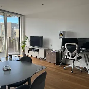 Modern 1-bedroom In Docklands Apartment